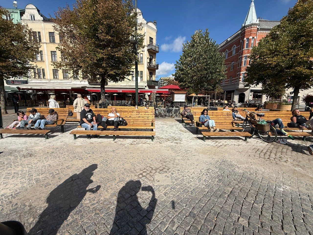 صف المقاعد الجديدة على جانب Möllevångstorget. تصوير: قتادة يونس