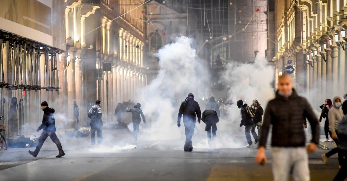 مظاهرات عنيفة في إيطاليا ضد تدابير مكافحة فيروس كورونا ومخاوف من حجر صحي جديد في فرنسا