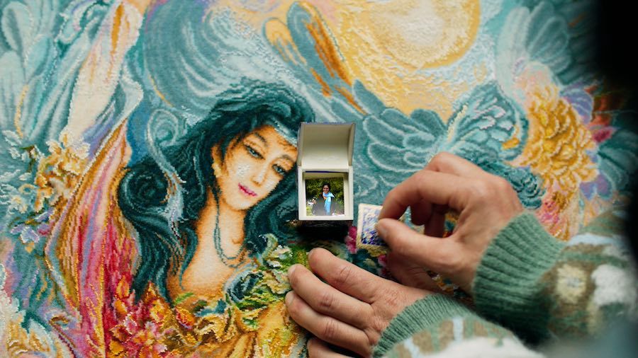 لقطة من الفيلم الوثائقي Daughter – Datter للمخرجة Azar Ebrahimi، النرويج 2025. الصورة من المواد الرسمية لمهرجان Nordisk Panorama Film Festival.
