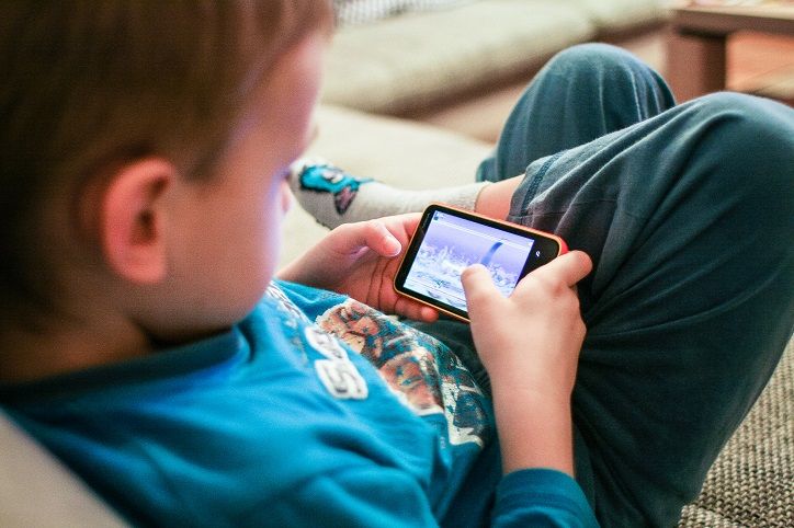 الإفراط في استخدام الإنترنت يزيد من غياب المراهقين عن المدرسة