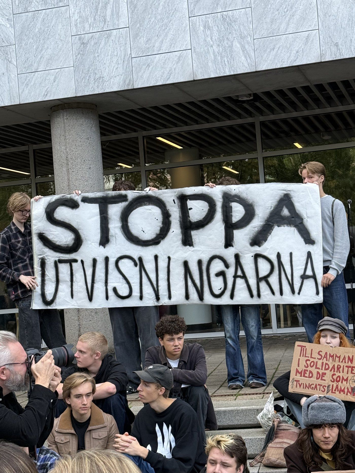 لافتة كبيرة كُتب عليها STOPPA UTVISNINGARNA أمام مدخل بلدية مالمو